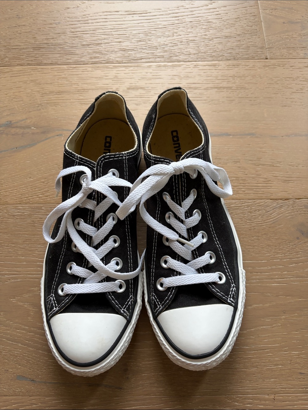 Converse Black and White Low-Top Canvas Sneakers. Men’s 6/Women’s 8. Worn once